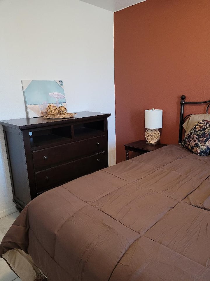 臥室# 3 -雙人牀-房間調暗窗簾