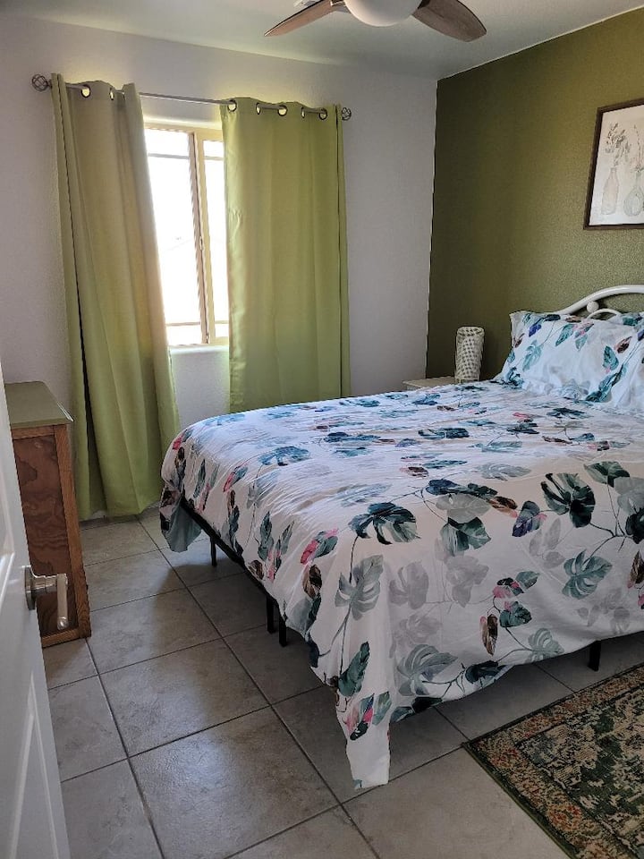 2號臥室-大牀-房間變暗的窗簾