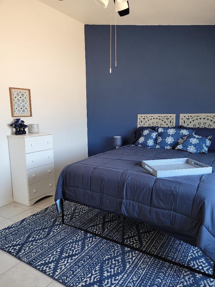 主臥室-還有另外兩個3抽屜櫃可供衣服-遮光窗簾