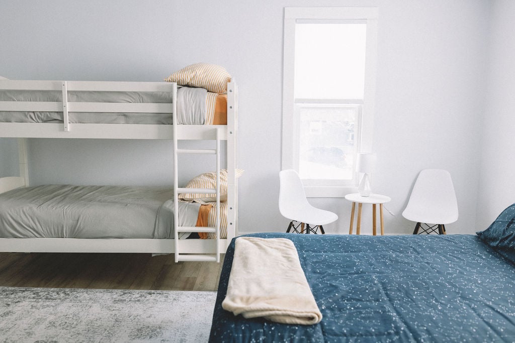 Dhoma e dytë e gjumit ka një krevat dopio "queen" dhe dy krevate dopio, duke e bërë atë të përkryer për një familje të vogël. Ka gjithashtu një hapësirë për t 'u ulur dhe qasje të drejtpërdrejtë në banjë. 