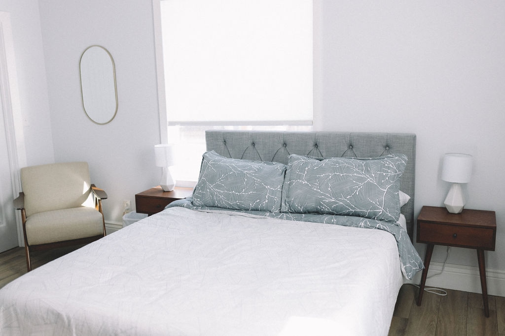 Dhoma e parë e gjumit ka një krevat dopio "queen", hapësirë për t 'u ulur, dritare të mëdha dhe një dollap të madh. 