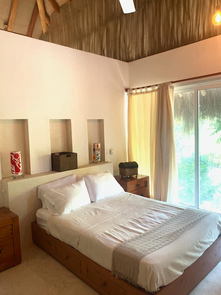 卧室3 ：全尺寸床。二楼。 Morning Sun.与BR2共用卫生间。 空调和吊扇。 