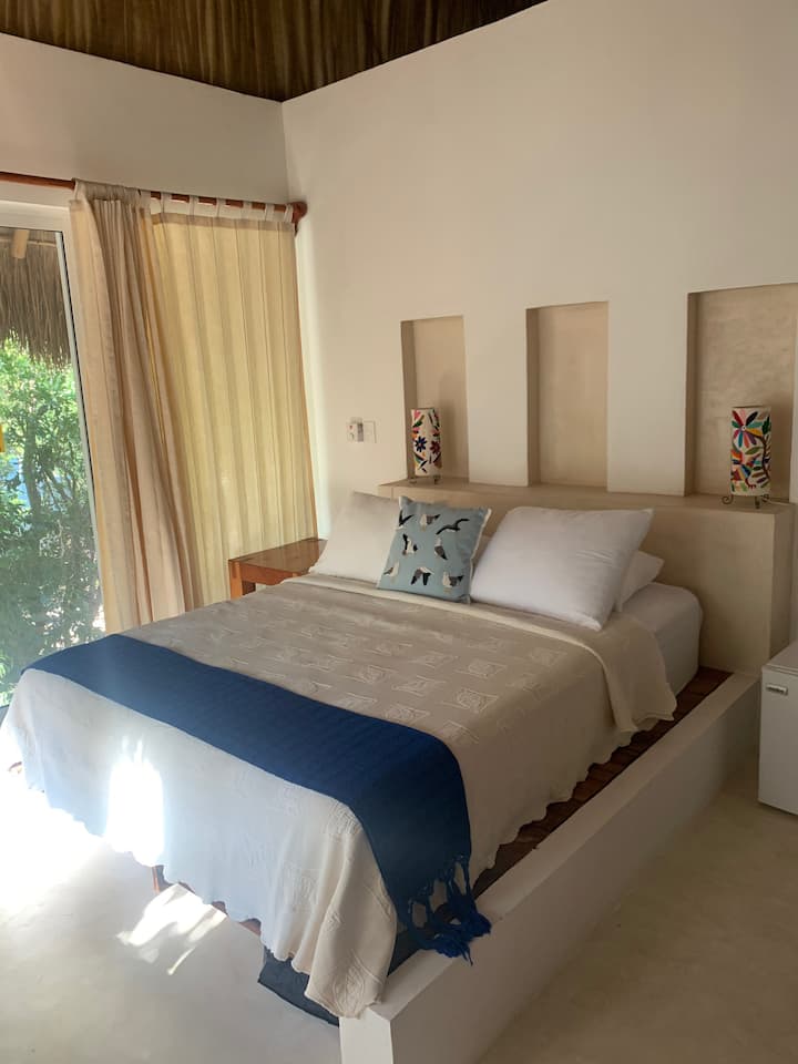 卧室2 ：标准双人床。 二楼。迷你冰箱，下午的阳光，与BR3共用卫生间。 空调和吊扇。