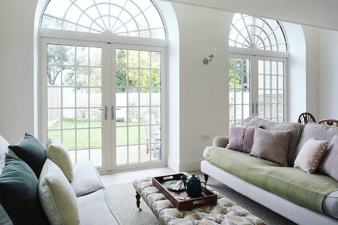 Popular Airbnb listing: Luxury house in central Frome in Frome