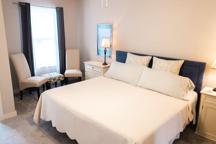 Krevat dopio "king size" me një ambient të këndshëm për t 'u ulur.