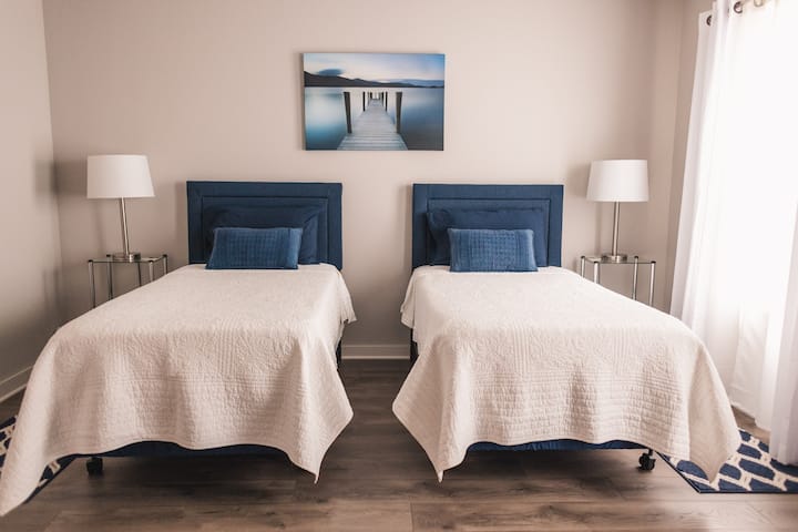 2 krevate dopio që mund të bëhen me madhësi "King" nëse dëshiron.