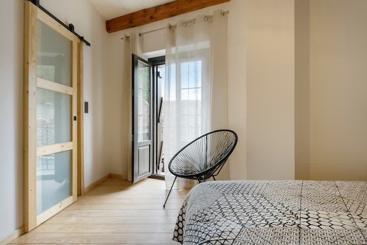 dhoma e gjumit e banjës me hyrje në derë1