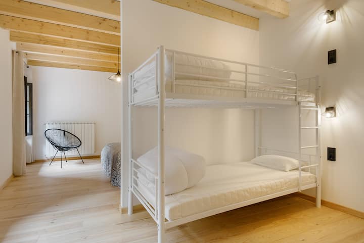 Dhoma e gjumit 4 , suita e vogël familjare, një krevat dopio dhe dy krevate marinari, banjë dhe dy dritare në një rrugë të qetë.