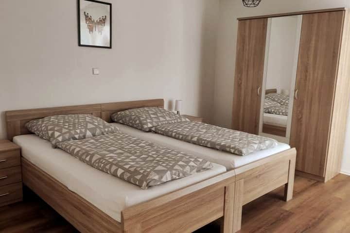 غرفة نوم بسرير كبير