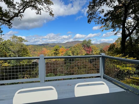 The Red House: Panoramic Views and Walk to Town