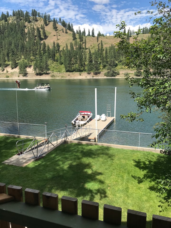 River front cabin with a loft, and 2 RV sts, Dock Cottages for Rent