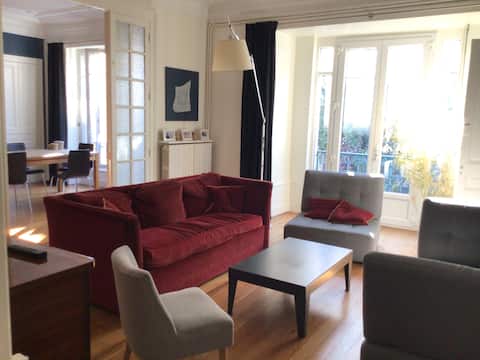 Large bright apartment in the city center