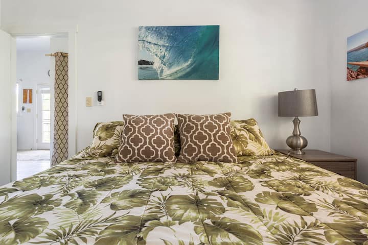 تحتوي غرفة النوم الأولى على سرير مريح بمقاس كبير وخزانة ملابس.