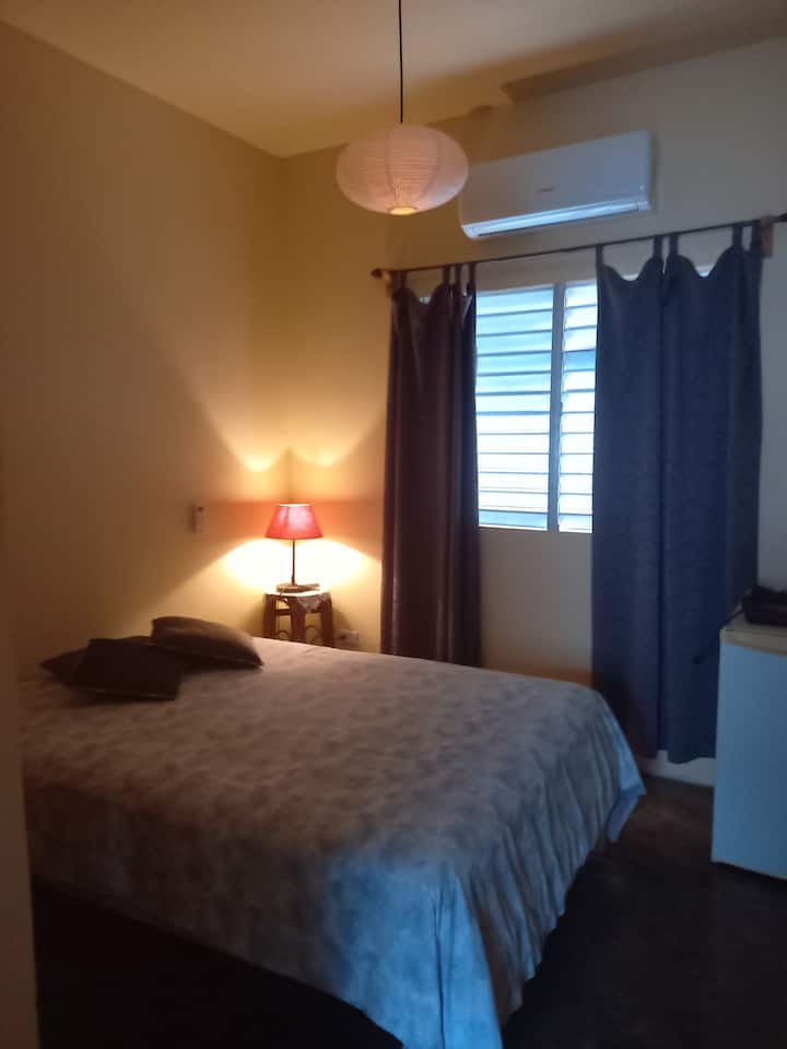 C'est l'une des chambres. Nous avons une autre chambre disponible dans la même maison pour 2 personnes de plus. Invitez vos amis !
minibar et air conditionné...