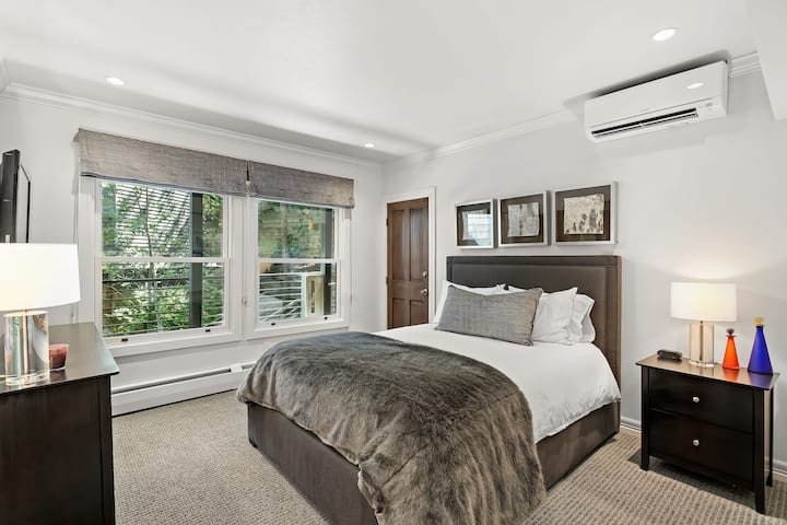 Cama tamaño queen en el segundo dormitorio