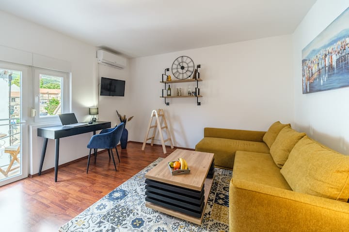 Kochi hili linaweza kubadilishwa kuwa kitanda kizuri cha sentimita 140x220.

Muhimu: Ili kuepuka kuonekana kwa kuvu, hakikisha unaingiza hewa safi kwenye fleti mara mbili kwa siku (mara moja asubuhi, mara moja jioni) kwa dakika 10 hadi 15, hata wakati wa majira ya baridi.