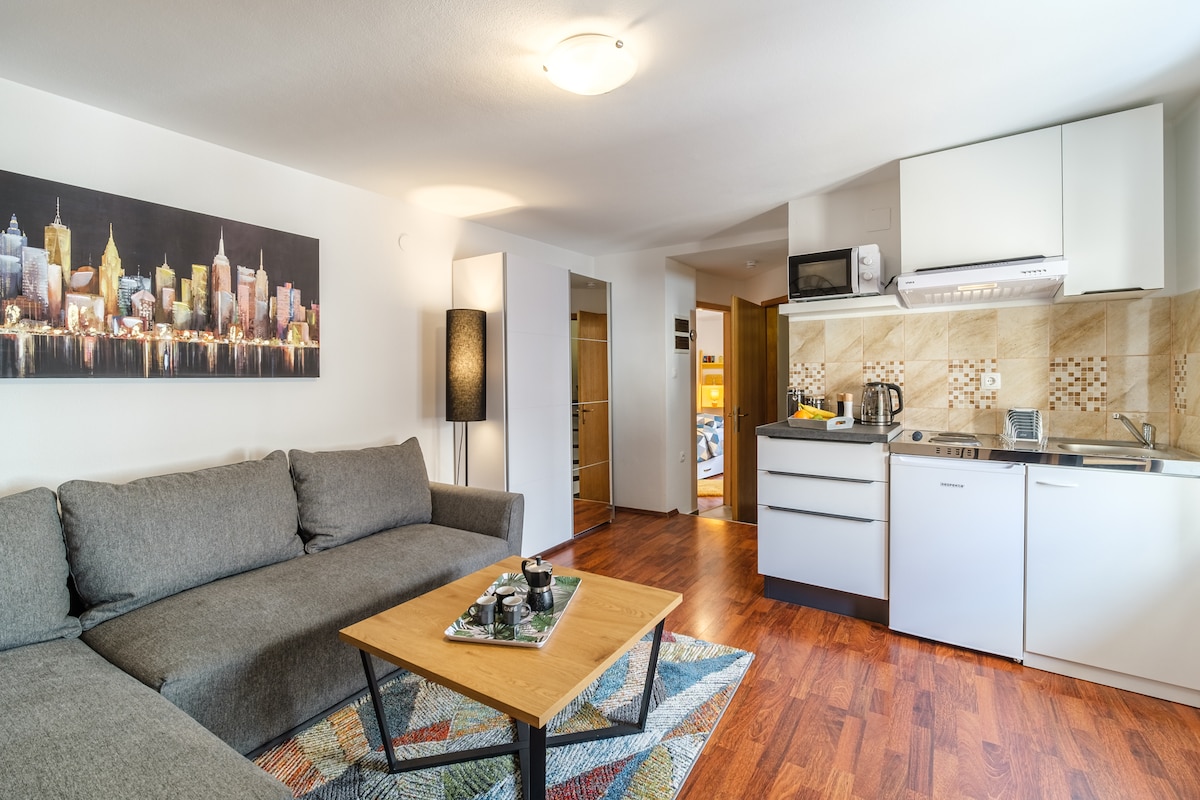 Aquí está el primer piso: no le faltará de nada en este encantador apartamento. Haga un café, siéntese al borde de una ventana, y observe la pequeña vida tranquila del barrio... antes, por qué no, ir a dar un paseo a la orilla del mar:)