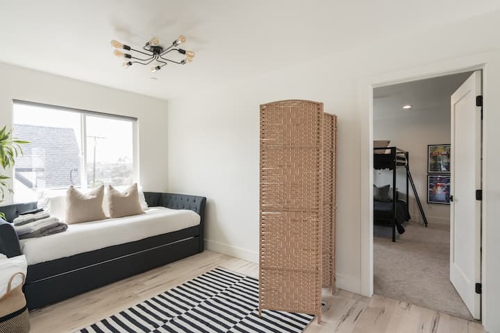 拉出式带轮床，配备两张真实舒适的床垫！