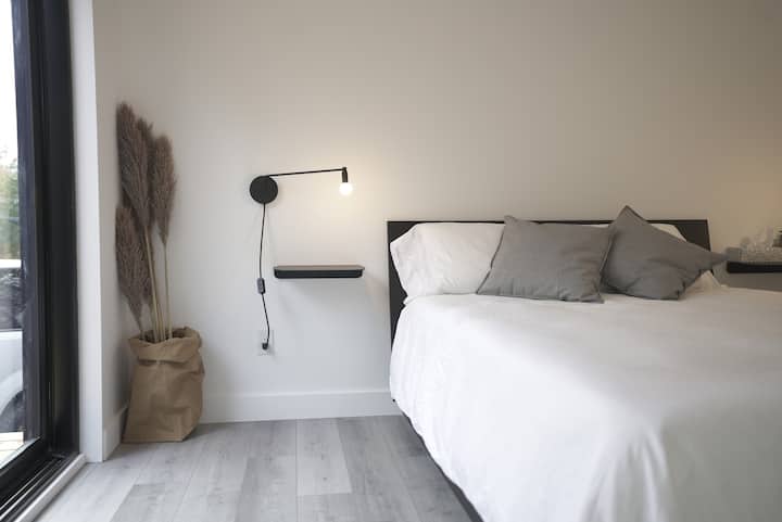 Bedroom #1 - Master bedroom (Queen size). Enjoy a good night sleep on Polysleep mattress and pillows

This room has its own private patio

- Night stand by Golay
- Lights by Hamster
- Bed frame by Mobican