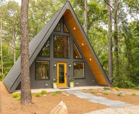 The Hillside Chalet! w/Fire Pit!