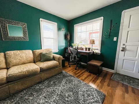 Popular Airbnb listing: Comfortable 1-bedroom house near the airport in Kamm's