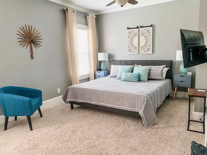 חדר שינה ראשי ענק עם מיטת קינג סייז יוקרתית חדשה. מצעים ושמיכות רכים, טלוויזיית Roku גדולה וארון גדול שמתחבר לאמבטיה צמודה. 
