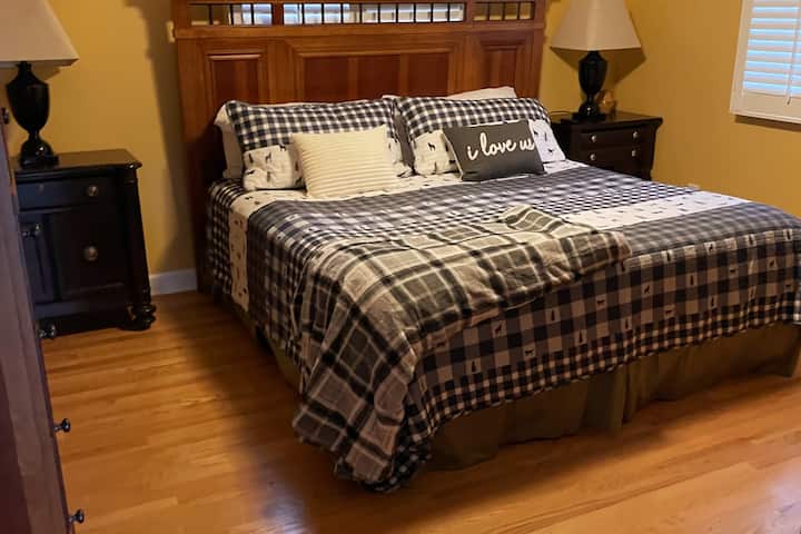 เตียงคิงไซส์ห้องนอนใหญ่บนชั้นเดียวกันพร้อมห้องครัวและห้องนั่งเล่น มีห้องน้ำในตัว 