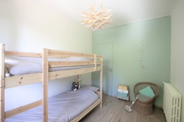 חדר ילדים עם מיטת קומותיים (90x200)