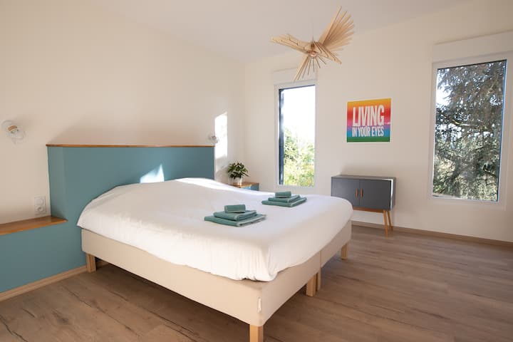 חדר שינה ראשי: מיטת קינג סייז (180) ונוף לעצי גינה. בחדר השינה הזה יש מקלחת ושירותים נפרדים.