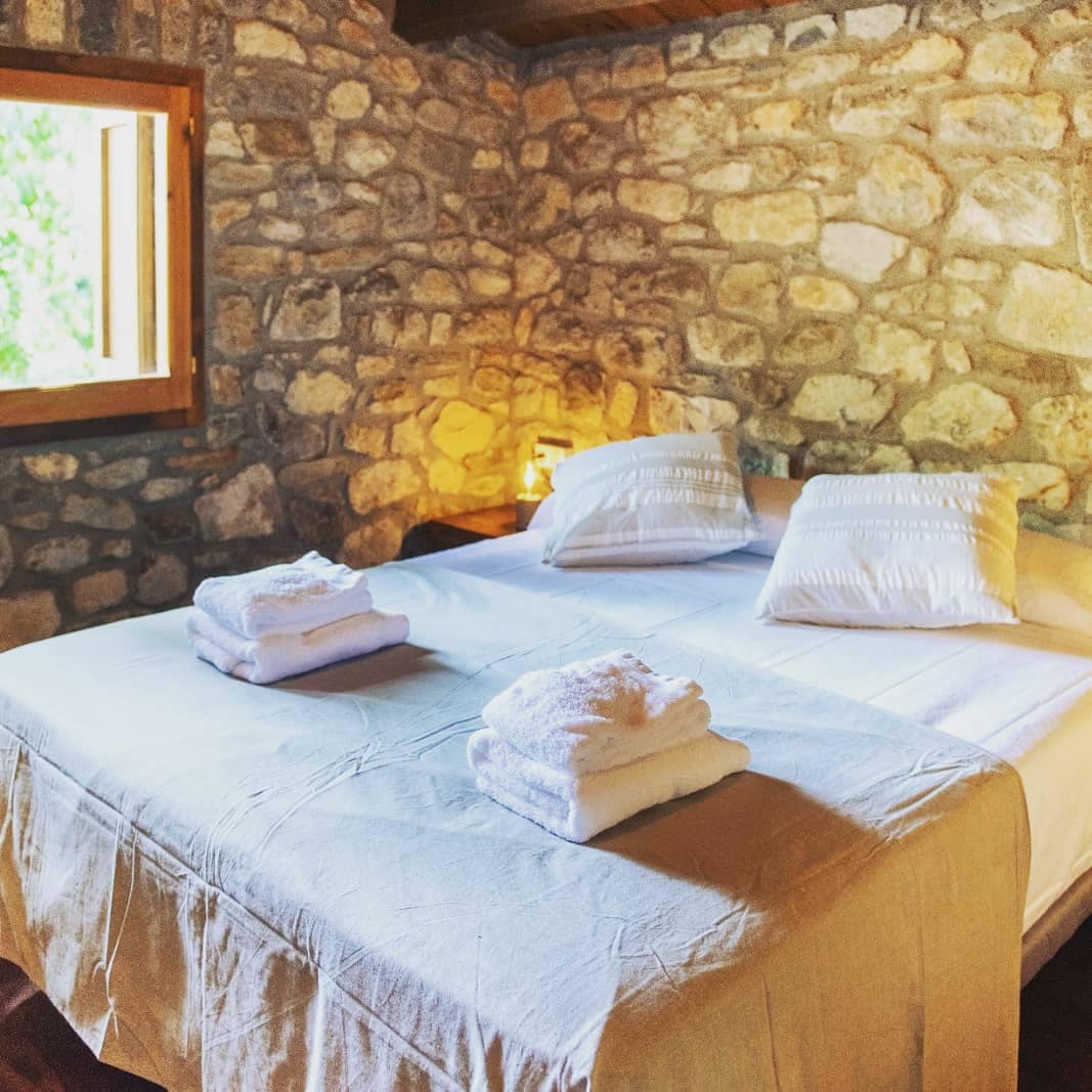 Habitació amb un llit de matrimoni. / Habitación con una cama de matrimonio.