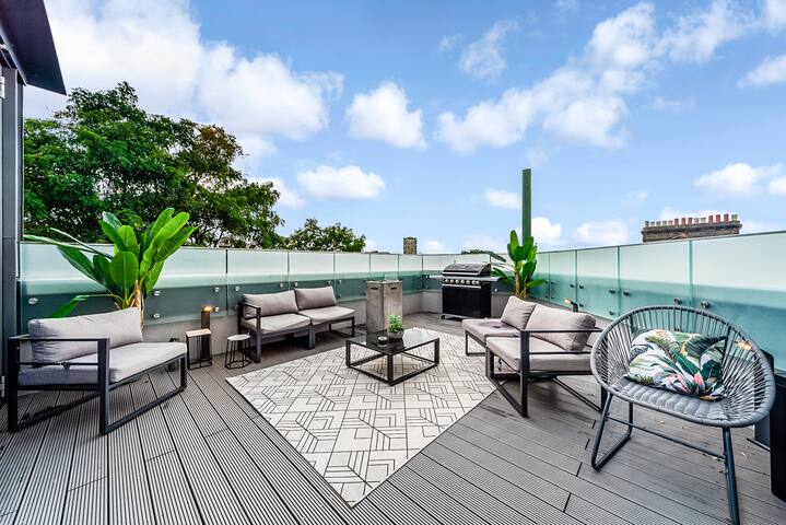 Fulham Penthouse | Huge Balcony, Prime Location gallery image 2