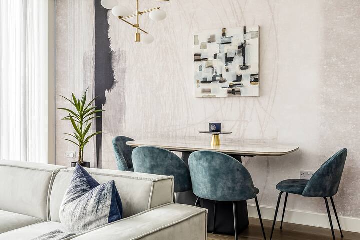 Fulham Penthouse | Huge Balcony, Prime Location gallery image 3