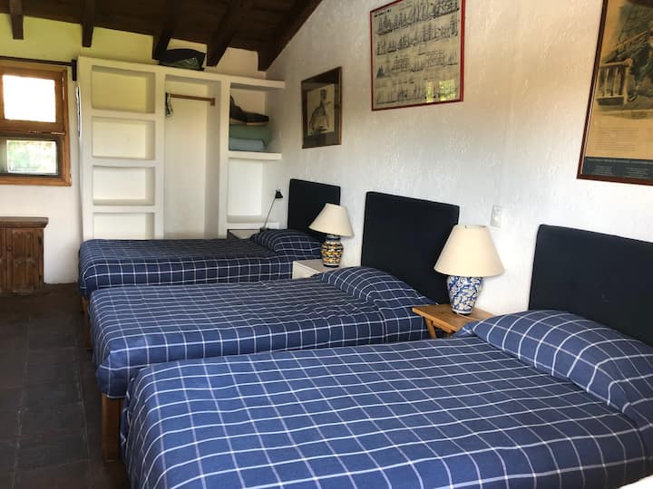 El dormitorio 5 tiene tres camas individuales y un baño completo. 