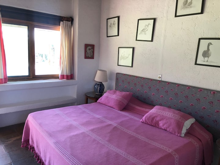 El dormitorio 4 tiene dos camas individuales juntas. El baño es similar al del dormitorio 5. 