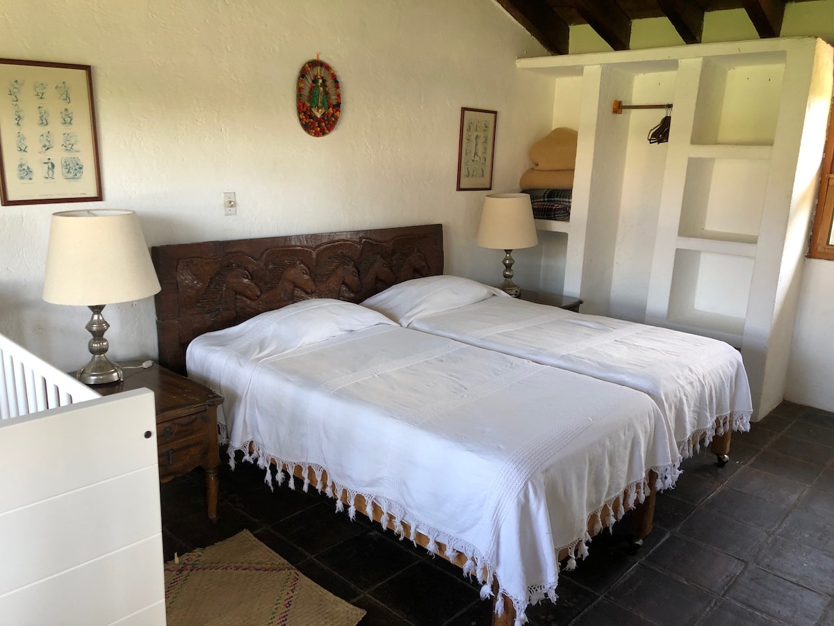 Спалната соба 2 има 2 брачни кревета (широки 125 - 149 см) и 1 детско креветче. Има и телевизор со сателит (Скај). 