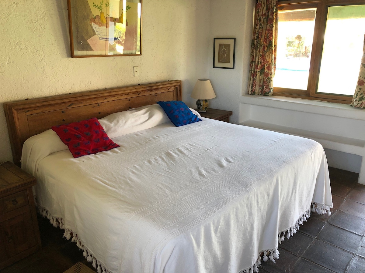 Спалната соба 3 има 1 брачен кревет (широк 180-220 см). 