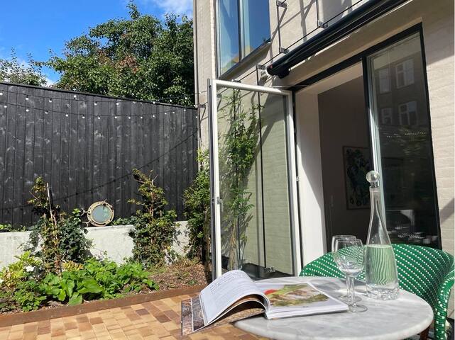 Town house on hip Vesterbro with private garden gallery image 2