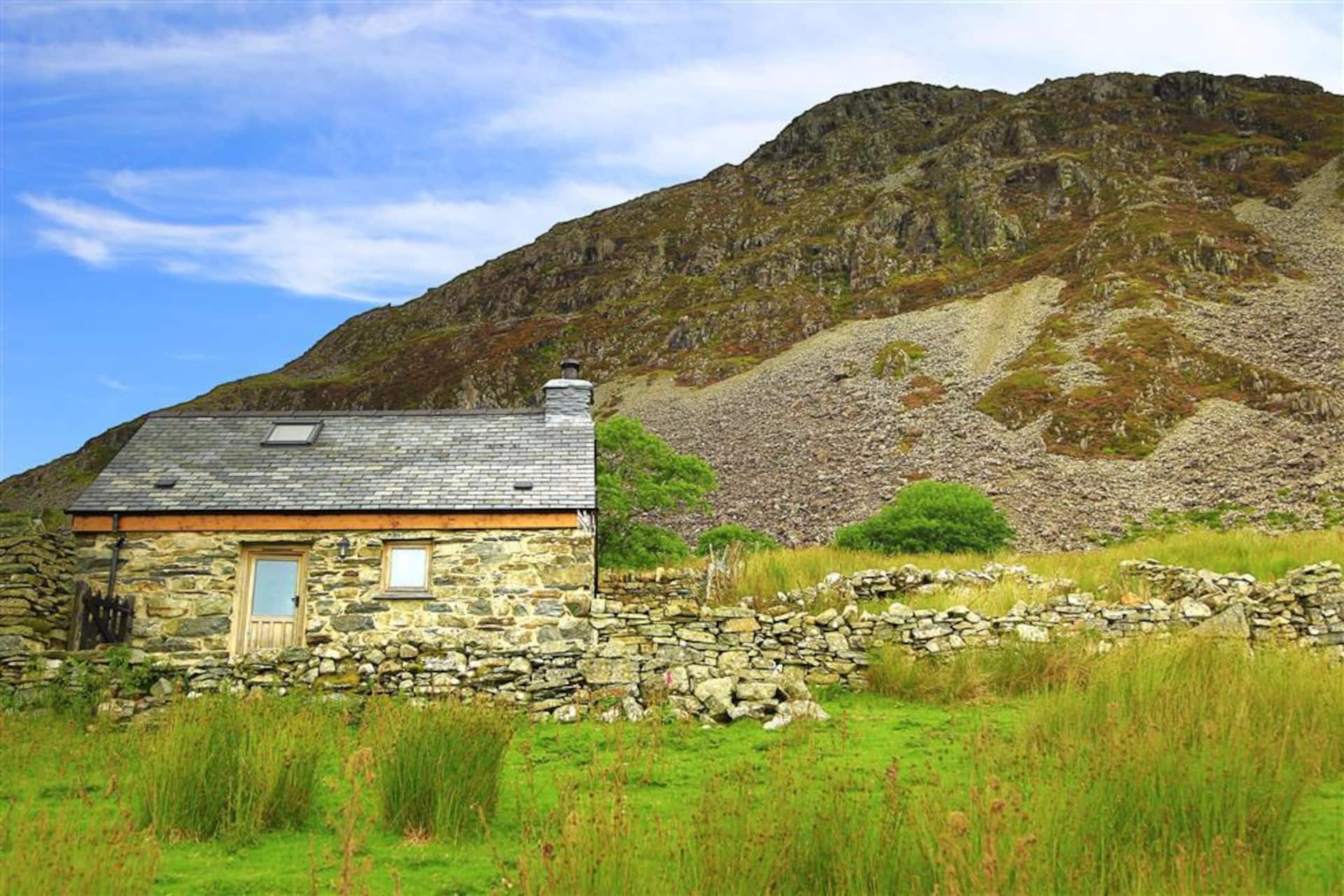 Romantic retreat, pet friendly stunning views wifi — photo 3
