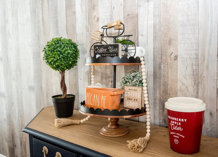 ถาดเป็นชั้นนี้ได้รับการตกแต่งใหม่เพื่อเฉลิมฉลองในแต่ละฤดูกาล ตอนนี้เป็นฤดูใบไม้ร่วงและฤดูเครื่องเทศฟักทองเย้!