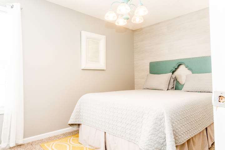 นี่เป็นห้องนอนที่สะดวกสบายห้องแรกและชื่อเดอะทีรูมอย่างสนุกสนาน ตกแต่งสไตล์คันทรีสไตล์ฝรั่งเศส 