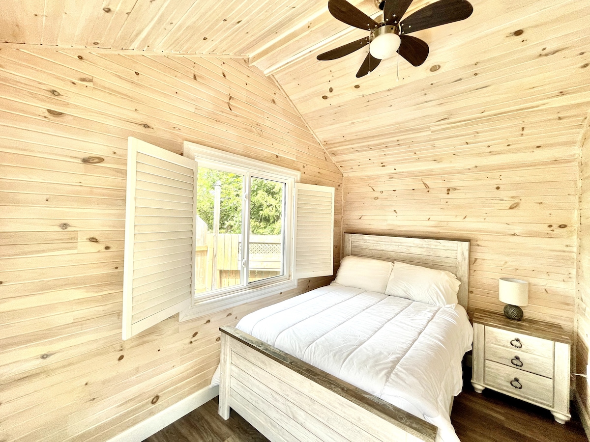 Spálňa s výhľadom na jazero a pláž č.3 :)