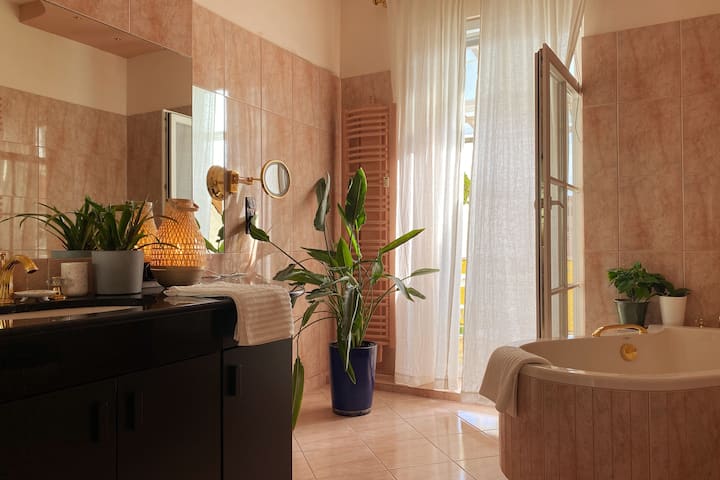 Charming flat with luxury bathroom and balcony