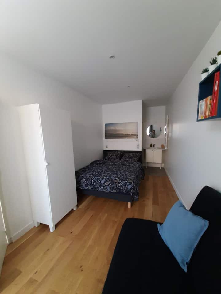 Segundo dormitorio: cama doble de 140 cm, un gran armario de almacenamiento, un baño con ducha con lavabo, área de lectura/juegos.