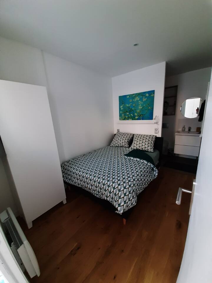 Primer dormitorio con una cama doble, armario y baño con ducha, lavabo e inodoro incluidos. Tendrás un montón de almacenamiento en el baño con ducha y en el dormitorio.