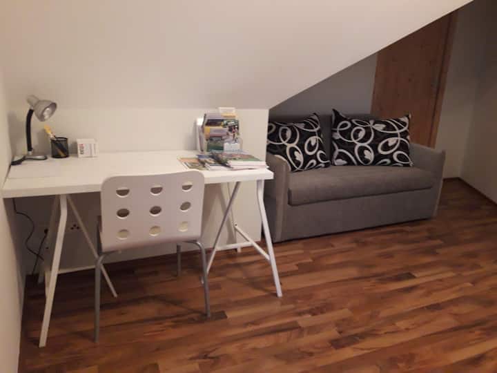 Krevat divan i zgjerueshëm për 2 persona dhe tavolinë (dhomë për shëtitje)