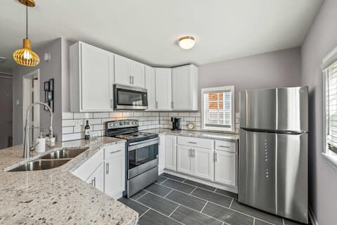 Large 1 bedroom Cottage with full kitchen