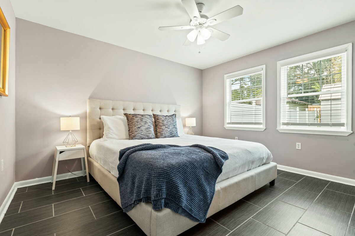 Spálňa má televízor na stene oproti posteli.