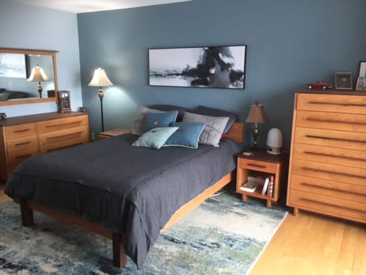 Spavaća soba s bračnim krevetom u prizemlju s kliznim vratima na terasu.