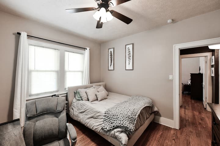 De tweede slaapkamer heeft een eigen werkruimte/ bureau en een bureaustoel. Het bed is volledig, met een comfortabel matras, dressoir en een plek om een paar overhemden op te hangen.