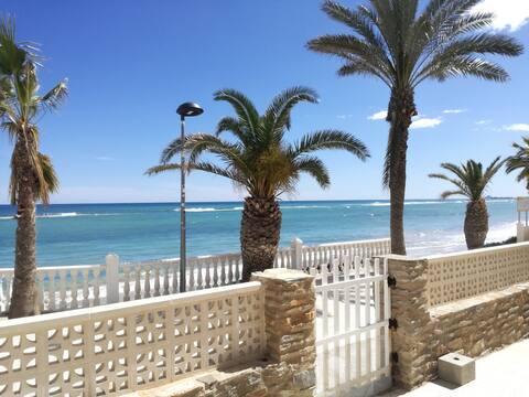 CHALET 6 METERS FROM THE SEA. Free WiFi